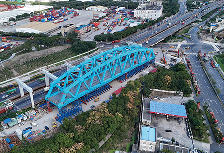 双纪录！江苏万象城AWC特种装备完成国内最大跨度三线曲弦下承式简支钢桁梁SPMT整体式移运